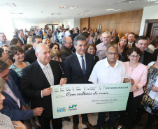 O governador Beto Richa autorizou nesta terça-feira (8), em solenidade com a presença dos 32 chefes de Núcleos Regionais de Educação, estudantes e diretores de escolas, o início dos repasses de recurso para as escolas selecionadas no programa Escola 1000. São R$ 100 milhões do orçamento do Estado, divididos entre mil colégios estaduais de todas as regiões do Paraná.