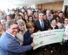 O governador Beto Richa autorizou nesta terça-feira (8), em solenidade com a presença dos 32 chefes de Núcleos Regionais de Educação, estudantes e diretores de escolas, o início dos repasses de recurso para as escolas selecionadas no programa Escola 1000. São R$ 100 milhões do orçamento do Estado, divididos entre mil colégios estaduais de todas as regiões do Paraná.