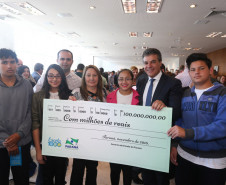 O governador Beto Richa autorizou nesta terça-feira (8), em solenidade com a presença dos 32 chefes de Núcleos Regionais de Educação, estudantes e diretores de escolas, o início dos repasses de recurso para as escolas selecionadas no programa Escola 1000. São R$ 100 milhões do orçamento do Estado, divididos entre mil colégios estaduais de todas as regiões do Paraná.