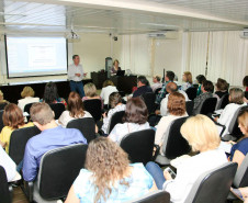 A secretária de Estado da Educação, professora Ana Seres, reuniu em Curitiba nesta terça (8) e quarta-feira (9) os 32 chefes dos Núcleos Regionais da Educação para alinhar as ações administrativas após o encerramento da greve dos professores e as invasões, que estão reduzindo. A intenção é garantir que a volta às aulas e a rotina escolar ocorram com tranquilidade.