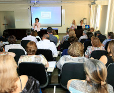 A secretária de Estado da Educação, professora Ana Seres, reuniu em Curitiba nesta terça (8) e quarta-feira (9) os 32 chefes dos Núcleos Regionais da Educação para alinhar as ações administrativas após o encerramento da greve dos professores e as invasões, que estão reduzindo. A intenção é garantir que a volta às aulas e a rotina escolar ocorram com tranquilidade.