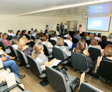 A secretária de Estado da Educação, professora Ana Seres, reuniu em Curitiba nesta terça (8) e quarta-feira (9) os 32 chefes dos Núcleos Regionais da Educação para alinhar as ações administrativas após o encerramento da greve dos professores e as invasões, que estão reduzindo. A intenção é garantir que a volta às aulas e a rotina escolar ocorram com tranquilidade.