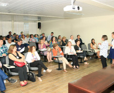 A secretária de Estado da Educação, professora Ana Seres, reuniu em Curitiba nesta terça (8) e quarta-feira (9) os 32 chefes dos Núcleos Regionais da Educação para alinhar as ações administrativas após o encerramento da greve dos professores e as invasões, que estão reduzindo. A intenção é garantir que a volta às aulas e a rotina escolar ocorram com tranquilidade.
