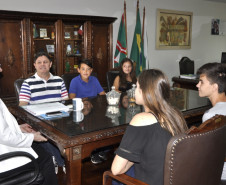 A secretária de Estado da Educação, professora Ana Seres, recebeu a visita de um grupo de quatro estudantes do ensino fundamental da Escola Estadual Carmela Bortot, do município de Pato Branco, na manhã desta quinta-feira (10)