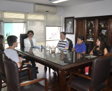 A secretária de Estado da Educação, professora Ana Seres, recebeu a visita de um grupo de quatro estudantes do ensino fundamental da Escola Estadual Carmela Bortot, do município de Pato Branco, na manhã desta quinta-feira (10)