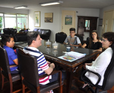 A secretária de Estado da Educação, professora Ana Seres, recebeu a visita de um grupo de quatro estudantes do ensino fundamental da Escola Estadual Carmela Bortot, do município de Pato Branco, na manhã desta quinta-feira (10)
