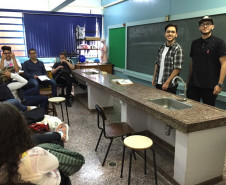 Gabriel, do 3° ano do ensino médio, reserva de duas a três horas por semana para ajudar os colegas do 1° ano do ensino médio que possuem alguma dificuldade com as matérias de matemática, química ou física