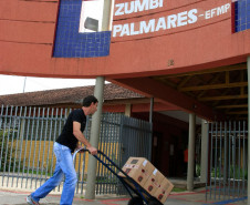 O Governo do Estado depositou mais R$ 3,8 milhões diretamente na conta das escolas da rede pública estadual. O dinheiro refere-se à nona cota consumo do programa Fundo Rotativo da Secretaria de Estado da Educação e já está disponível para ser utilizado para a compra de materiais usados no dia a dia dos colégios.<br />
<br />
Este ano, mais de R$ 60 milhões já foram repassados às escolas por meio do Fundo Rotativo.