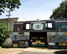 O Governo do Estado depositou mais R$ 3,8 milhões diretamente na conta das escolas da rede pública estadual. O dinheiro refere-se à nona cota consumo do programa Fundo Rotativo da Secretaria de Estado da Educação e já está disponível para ser utilizado para a compra de materiais usados no dia a dia dos colégios.<br />
<br />
Este ano, mais de R$ 60 milhões já foram repassados às escolas por meio do Fundo Rotativo.