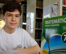 O aluno André Luiz Ruviaro Almeida, 12 anos, do 7° ano do ensino fundamental da Escola Estadual Nossa Senhora de Fátima, em Curitiba, participou pela primeira vez da competição. André contou que não teve muita dificuldade durante as provas porque, além de gostar da disciplina, teve uma boa preparação. “Estudei muito e, além disso, me preparei bem. A gente tem que ter calma e concentração na hora das provas para desenvolver os raciocínios”, disse.