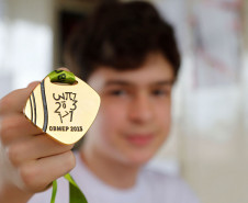 O aluno André Luiz Ruviaro Almeida, 12 anos, do 7° ano do ensino fundamental da Escola Estadual Nossa Senhora de Fátima, em Curitiba, participou pela primeira vez da competição. André contou que não teve muita dificuldade durante as provas porque, além de gostar da disciplina, teve uma boa preparação. “Estudei muito e, além disso, me preparei bem. A gente tem que ter calma e concentração na hora das provas para desenvolver os raciocínios”, disse.
