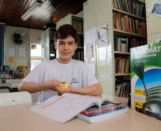 O aluno André Luiz Ruviaro Almeida, 12 anos, do 7° ano do ensino fundamental da Escola Estadual Nossa Senhora de Fátima, em Curitiba, participou pela primeira vez da competição. André contou que não teve muita dificuldade durante as provas porque, além de gostar da disciplina, teve uma boa preparação. “Estudei muito e, além disso, me preparei bem. A gente tem que ter calma e concentração na hora das provas para desenvolver os raciocínios”, disse.