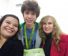 Os estudantes que conquistaram as medalhas de prata e bronze foram premiados entre junho e agosto deste ano em cerimônias regionais no Estado. Na foto, evento do NRE Campo Mourão.
