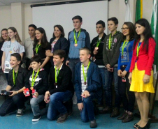 Os estudantes que conquistaram as medalhas de prata e bronze foram premiados entre junho e agosto deste ano em cerimônias regionais no Estado. Na foto, evento do NRE Cascavel.