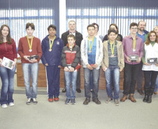 Os estudantes que conquistaram as medalhas de prata e bronze foram premiados entre junho e agosto deste ano em cerimônias regionais no Estado. Na foto, evento do NRE Francisco Beltrão.