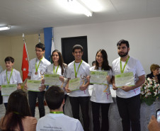 Os estudantes que conquistaram as medalhas de prata e bronze foram premiados entre junho e agosto deste ano em cerimônias regionais no Estado. Na foto, evento do NRE Londrina.