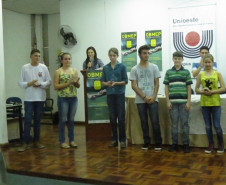 Os estudantes que conquistaram as medalhas de prata e bronze foram premiados entre junho e agosto deste ano em cerimônias regionais no Estado. Na foto, evento do NRE Toledo.