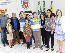 Os estudantes que conquistaram as medalhas de prata e bronze foram premiados entre junho e agosto deste ano em cerimônias regionais no Estado. Na foto, evento do NRE Umuarama.