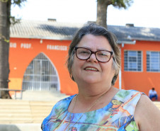 Além de diminuir a conta de água, a iniciativa trouxe outros benefícios visíveis para quem visita a escola. Nos corredores há jardins com diversos tipos de flores, nos muros, vasos feitos com pneus reciclados, além da horta nos fundos da escola. “Quando assumi a direção, a primeira medida que tomei foi garantir qualidade de vida aos professores, funcionários e alunos com espaços acolhedores, aconchegantes para que eles se sintam a vontade na escola”, disse a diretora.