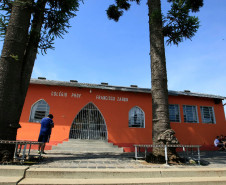 Há quatro anos, a direção do Colégio Estadual Francisco Zardo, localizado no bairro Santa Felicidade, em Curitiba, desenvolveu um sistema de cisternas para captar da água da chuva para serviços diários de limpeza, na jardinagem e na horta. A iniciativa trouxe vários benefícios para a escola, como o incentivo à preservação do meio ambiente, interação com a comunidade e economia de até R$ 2 mil por mês na conta de água.