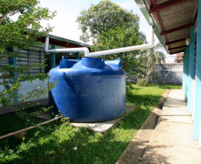Há quatro anos, a direção do Colégio Estadual Francisco Zardo, localizado no bairro Santa Felicidade, em Curitiba, desenvolveu um sistema de cisternas para captar da água da chuva para serviços diários de limpeza, na jardinagem e na horta. A iniciativa trouxe vários benefícios para a escola, como o incentivo à preservação do meio ambiente, interação com a comunidade e economia de até R$ 2 mil por mês na conta de água.