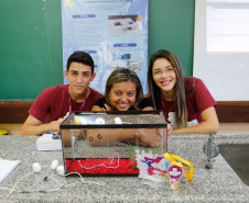 Os estudantes Rayane Silva Bueno, 17 anos, e Diego Modesto Cordeiro, 17 anos, do 3° ano do ensino médio do Colégio Estadual Maria de Lourdes Morozowski, em Paranaguá (no Litoral), ficaram em primeiro lugar na 5º edição da Feira de Inovação das Ciências e Engenharias (Ficiências), na categoria melhor trabalho