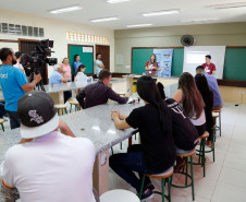 Os estudantes Rayane Silva Bueno, 17 anos, e Diego Modesto Cordeiro, 17 anos, do 3° ano do ensino médio do Colégio Estadual Maria de Lourdes Morozowski, em Paranaguá (no Litoral), ficaram em primeiro lugar na 5º edição da Feira de Inovação das Ciências e Engenharias (Ficiências), na categoria melhor trabalho