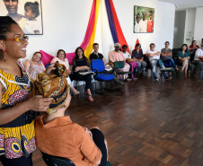 Como parte das homenagens ao Mês da Consciência Negra, a Secretaria de Estado da Cultura promove diversas ações sobre o tema. Entre as ações, está a oficina “Estética negra, tranças e turbantes”, apresentada pela professora Kenia Cristina Robertina, que reuniu cerca de 40 pessoas no Museu Paranaense na última semana.