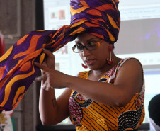 Como parte das homenagens ao Mês da Consciência Negra, a Secretaria de Estado da Cultura promove diversas ações sobre o tema. Entre as ações, está a oficina “Estética negra, tranças e turbantes”, apresentada pela professora Kenia Cristina Robertina, que reuniu cerca de 40 pessoas no Museu Paranaense na última semana.