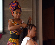 Como parte das homenagens ao Mês da Consciência Negra, a Secretaria de Estado da Cultura promove diversas ações sobre o tema. Entre as ações, está a oficina “Estética negra, tranças e turbantes”, apresentada pela professora Kenia Cristina Robertina, que reuniu cerca de 40 pessoas no Museu Paranaense na última semana.