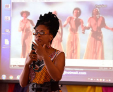 Como parte das homenagens ao Mês da Consciência Negra, a Secretaria de Estado da Cultura promove diversas ações sobre o tema. Entre as ações, está a oficina “Estética negra, tranças e turbantes”, apresentada pela professora Kenia Cristina Robertina, que reuniu cerca de 40 pessoas no Museu Paranaense na última semana.