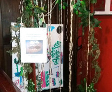 O Museu da Escola Paranaense, em parceria com o Museu Paranaense e a Secretaria Municipal de Educação, realiza até o dia 12 de fevereiro de 2017 a exposição “Desvendando Contextos: Educação Patrimonial na Pequena Infância”. A abertura foi nesta terça-feira (22), em Curitiba, e contou com a participação de cerca de trezentas pessoas.