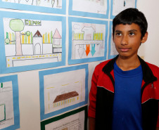Danilo Felix de Godoi, 13 anos, pesquisou sobre a história da própria escola, onde os pais dele também estudaram. “Foi interessante conhecer a evolução da escola, que antes era bem pequena e de madeira, e também saber que meus pais faziam o mesmo trajeto que hoje eu faço”, disse o aluno do 6° ano do Colégio Estadual Padre Silvestre Kandora, no bairro São Braz.
