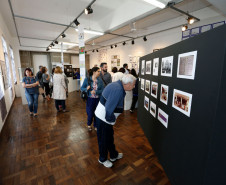 Estudantes e professores da rede estadual de escolas da Capital apresentaram, nesta terça-feira (29), a exposição “Diálogo sobre a História e a importância da educação patrimonial de Curitiba”. A mostra é resultado do curso de formação continuada oferecido pela Secretaria de Estado da Educação, em parceria com a Secretaria de Estado da Cultura, que tem como objetivo apresentar novas metodologias ao ensino da História do Paraná.