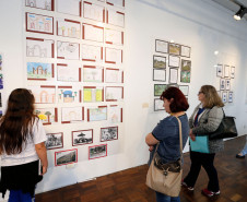 Estudantes e professores da rede estadual de escolas da Capital apresentaram, nesta terça-feira (29), a exposição “Diálogo sobre a História e a importância da educação patrimonial de Curitiba”. A mostra é resultado do curso de formação continuada oferecido pela Secretaria de Estado da Educação, em parceria com a Secretaria de Estado da Cultura, que tem como objetivo apresentar novas metodologias ao ensino da História do Paraná.