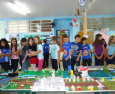 Escola realiza exposição para 50 anos de Marmeleiro