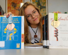Este é o terceiro ano consecutivo que a estudante Andressa Blum Peres, 13 anos, do 8° ano, conquista medalhas na Obmep, sendo uma de bronze (2014) e duas de ouro (2015 e 16)