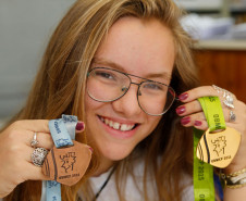Este é o terceiro ano consecutivo que a estudante Andressa Blum Peres, 13 anos, do 8° ano, conquista medalhas na Obmep, sendo uma de bronze (2014) e duas de ouro (2015 e 16)