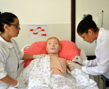 O laboratório de enfermagem do CEEP de Pitanga, por exemplo, conta com bonecos simuladores de massagem cardíaca (equipado com sistema eletrônico que alerta se o procedimento está sendo feito da maneira correta), sonda vesical nasogástrica e sistema de gestação