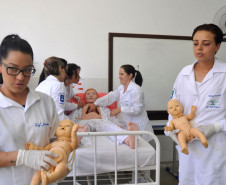 O laboratório de enfermagem do CEEP de Pitanga, por exemplo, conta com bonecos simuladores de massagem cardíaca (equipado com sistema eletrônico que alerta se o procedimento está sendo feito da maneira correta), sonda vesical nasogástrica e sistema de gestação
