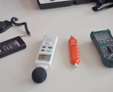 Equipamentos específicos como megômetros (que servem para medir valores elevados de resistências elétricas), ponte de resistência, indutância e capacitância (RLC) - usados para medir capacidade elétrica e o movimento gerado por eletromagnetismo, bancadas para estudos de medidas elétricas, entre outros equipamentos, além de material didático específico para os cursos