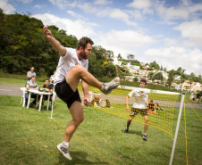 Depois de uma viagem à Austrália, o professor curitibano Marcos Juliano Ofenbock trouxe na bagagem a ideia que culminou na criação de uma nova modalidade esportiva: o futsac, que caiu no gosto das crianças e jovens e vai entrar na matriz curricular das escolas estaduais a partir do próximo ano