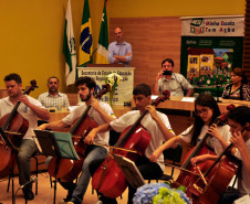 A Secretaria de Estado da Educação encerrou nesta quinta-feira (8), em Pato Branco, no Sudoeste do Estado, a entrega regional do Prêmio de Gestão Escolar 2016. Neste ano, o programa - que está na segunda edição - reuniu cerca de 100 escolas de 17 regionais que desenvolvem projetos pedagógicos inéditos e que incentivam a participação da comunidade na administração financeira.