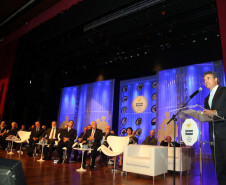 O governador Beto Richa participou nesta sexta-feira (9) do Encontro Estadual de Cooperativas Paranaenses, realizado pelo Sistema Ocepar, em Curitiba, e que reúne mais de 2 mil pessoas. O governador assinou protocolo de intenções com a Ocepar para capacitação profissional de alunos dos colégios estaduais agrícolas. Richa e o presidente da Cohapar, Abelardo Lupion, assinaram termo para a construção de 192 casas, preferencialmente, para funcionários da cooperativa C. Vale, de Palotina.