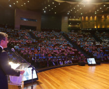 O governador Beto Richa participou nesta sexta-feira (9) do Encontro Estadual de Cooperativas Paranaenses, realizado pelo Sistema Ocepar, em Curitiba, e que reúne mais de 2 mil pessoas. O governador assinou protocolo de intenções com a Ocepar para capacitação profissional de alunos dos colégios estaduais agrícolas. Richa e o presidente da Cohapar, Abelardo Lupion, assinaram termo para a construção de 192 casas, preferencialmente, para funcionários da cooperativa C. Vale, de Palotina.