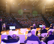O governador Beto Richa participou nesta sexta-feira (9) do Encontro Estadual de Cooperativas Paranaenses, realizado pelo Sistema Ocepar, em Curitiba, e que reúne mais de 2 mil pessoas. O governador assinou protocolo de intenções com a Ocepar para capacitação profissional de alunos dos colégios estaduais agrícolas. Richa e o presidente da Cohapar, Abelardo Lupion, assinaram termo para a construção de 192 casas, preferencialmente, para funcionários da cooperativa C. Vale, de Palotina.