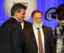 O governador Beto Richa participou nesta sexta-feira (9) do Encontro Estadual de Cooperativas Paranaenses, realizado pelo Sistema Ocepar, em Curitiba, e que reúne mais de 2 mil pessoas. O governador assinou protocolo de intenções com a Ocepar para capacitação profissional de alunos dos colégios estaduais agrícolas. Richa e o presidente da Cohapar, Abelardo Lupion, assinaram termo para a construção de 192 casas, preferencialmente, para funcionários da cooperativa C. Vale, de Palotina.