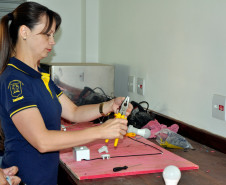 Desde junho deste ano, 90 alunos do curso técnico em Edificações reservam um dia do final de semana para participar do projeto Reformar, no qual executam obras de reformas e reparos de pequeno e médio porte.

Os trabalhos incluem a troca de portas e janelas, construção de rampa de acessibilidade, pintura, entre outros acabamentos. Hoje há pelo menos 26 famílias inscritas para receber as reformas em suas moradias.