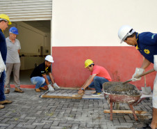 Desde junho deste ano, 90 alunos do curso técnico em Edificações reservam um dia do final de semana para participar do projeto Reformar, no qual executam obras de reformas e reparos de pequeno e médio porte.

Os trabalhos incluem a troca de portas e janelas, construção de rampa de acessibilidade, pintura, entre outros acabamentos. Hoje há pelo menos 26 famílias inscritas para receber as reformas em suas moradias.