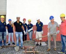 Desde junho deste ano, 90 alunos do curso técnico em Edificações reservam um dia do final de semana para participar do projeto Reformar, no qual executam obras de reformas e reparos de pequeno e médio porte.

Os trabalhos incluem a troca de portas e janelas, construção de rampa de acessibilidade, pintura, entre outros acabamentos. Hoje há pelo menos 26 famílias inscritas para receber as reformas em suas moradias.
